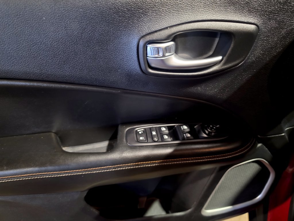 Used 2019 Jeep Compass Latitude AWD/4WD image 5