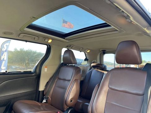 Used 2020 Toyota Sienna Limited image 23