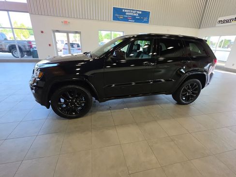 Used 2018 Jeep Grand Cherokee Altitude AWD/4WD image 16