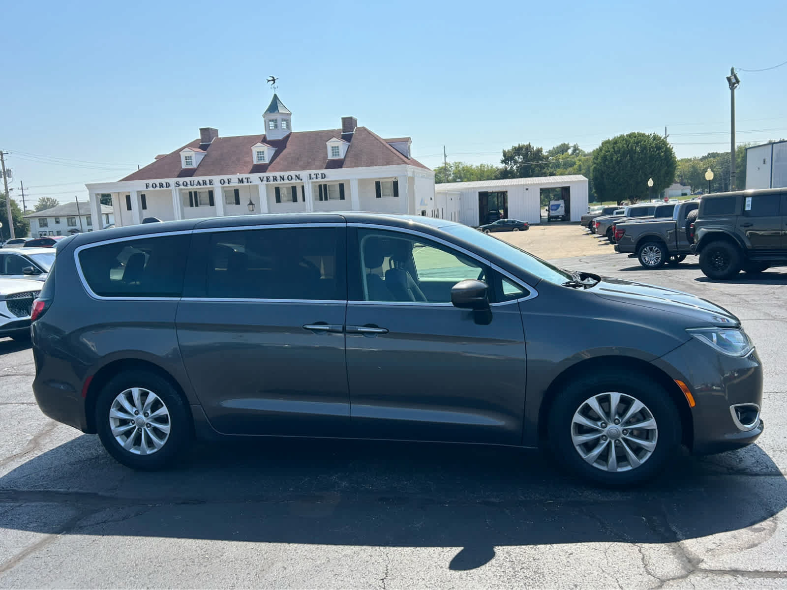 Used 2018 Chrysler Pacifica Touring Plus FWD image 4