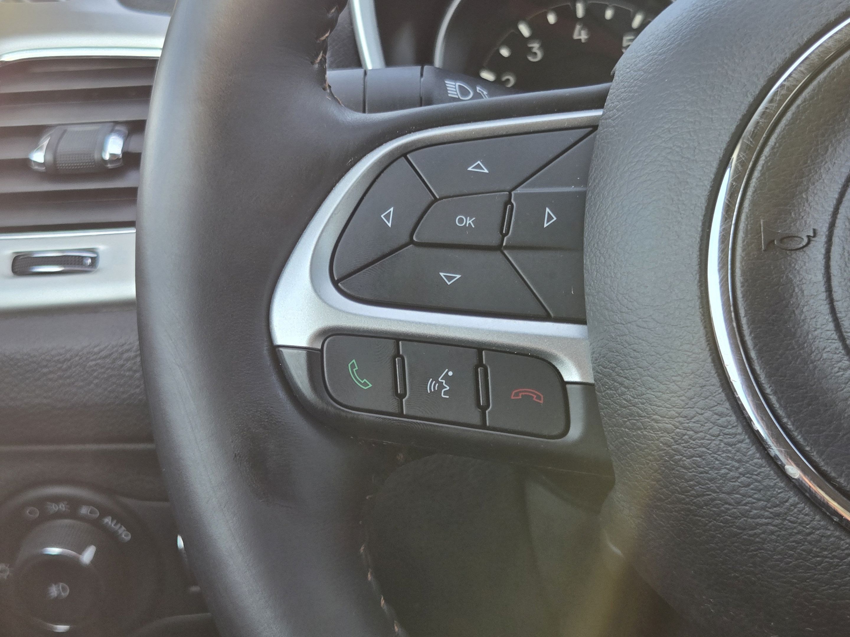 Used 2018 Jeep Compass Latitude FWD image 24