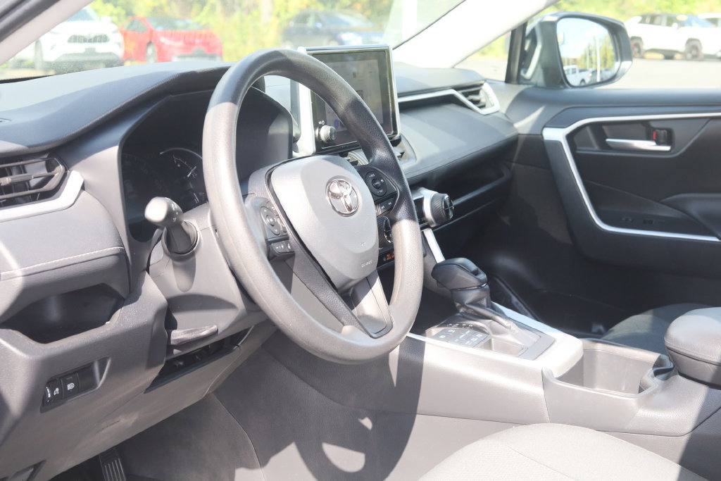 Used 2023 Toyota RAV4 XLE AWD/4WD image 7