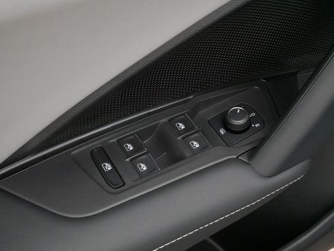 Certified 2025 Volkswagen Tiguan SE R-Line AWD/4WD image 19