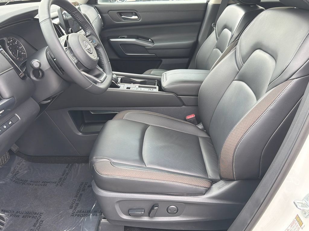 Used 2024 Nissan Pathfinder SL FWD image 9