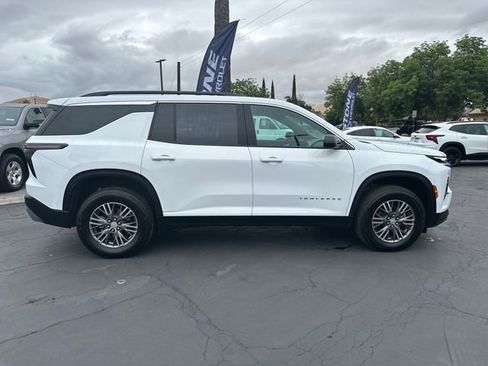 Used 2025 Chevrolet Traverse LT AWD/4WD image 9