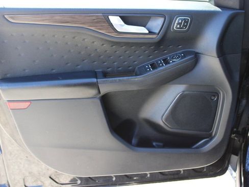 Used 2020 Ford Escape Titanium image 9