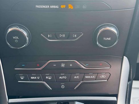 Used 2019 Ford Edge SEL image 19