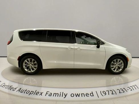 Used 2026 Chrysler Pacifica Limited FWD image 6
