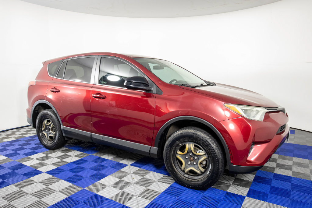 Used 2018 Toyota RAV4 LE FWD image 3