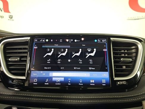 Certified 2024 Chrysler Pacifica Limited image 21
