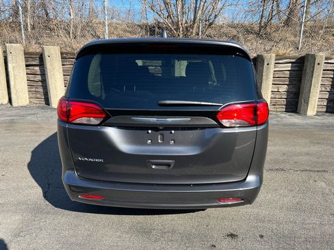 Used 2020 Chrysler Voyager L image 31