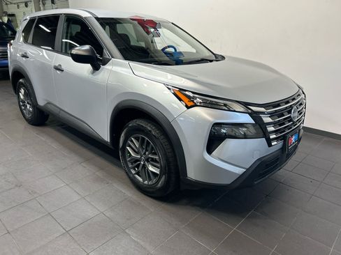 Used 2024 Nissan Rogue S FWD image 2