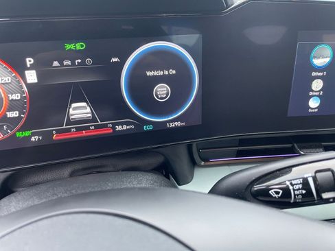 Used 2025 Hyundai Elantra Limited image 34