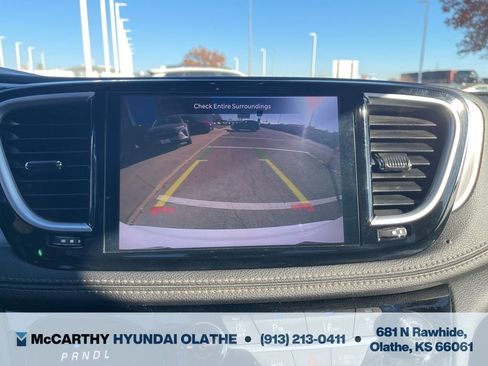 Used 2025 Chrysler Pacifica Limited FWD image 11