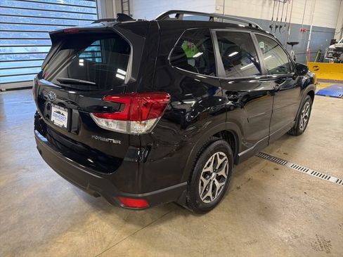 Used 2023 Subaru Forester Premium image 5