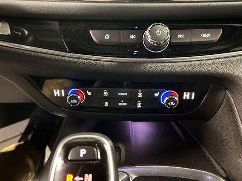 Used 2021 Buick Enclave Essence FWD image 19