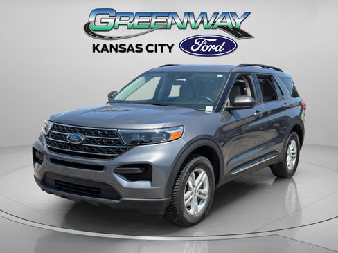 Used 2023 Ford Explorer XLT AWD/4WD image 3