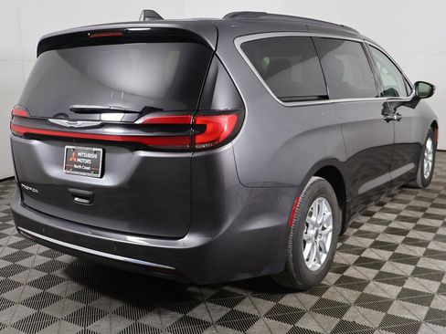 Used 2022 Chrysler Pacifica Touring-L image 11