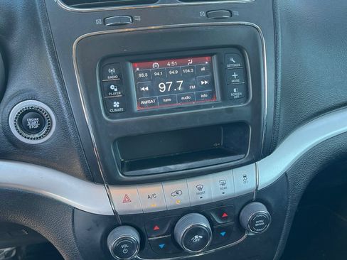 Used 2019 Dodge Journey SE w/ Premium Group FWD image 2