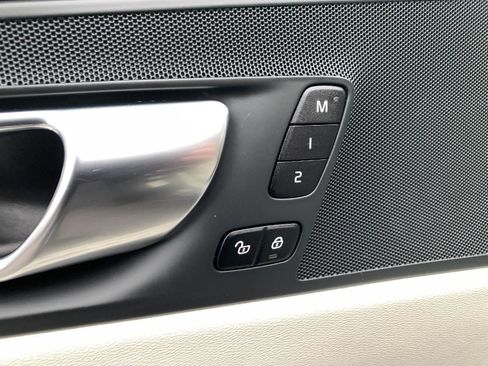 Used 2021 Volvo XC60 T6 Momentum w/ Premium Package image 13