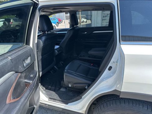 Used 2017 Toyota Highlander XLE image 13