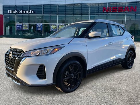 Used 2024 Nissan Kicks SV image 3