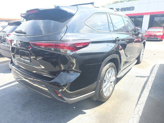 Used 2025 Toyota Highlander Limited FWD image 6