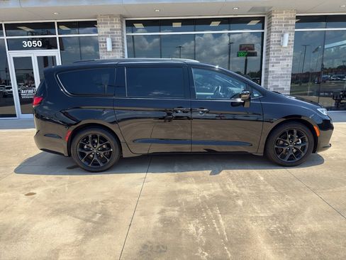 Used 2025 Chrysler Pacifica Limited FWD image 3