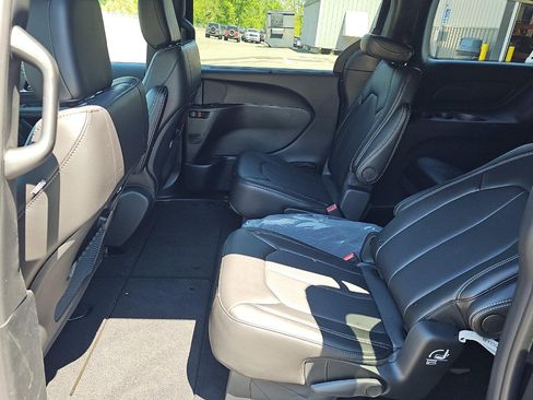 Used 2025 Chrysler Pacifica Select FWD image 10