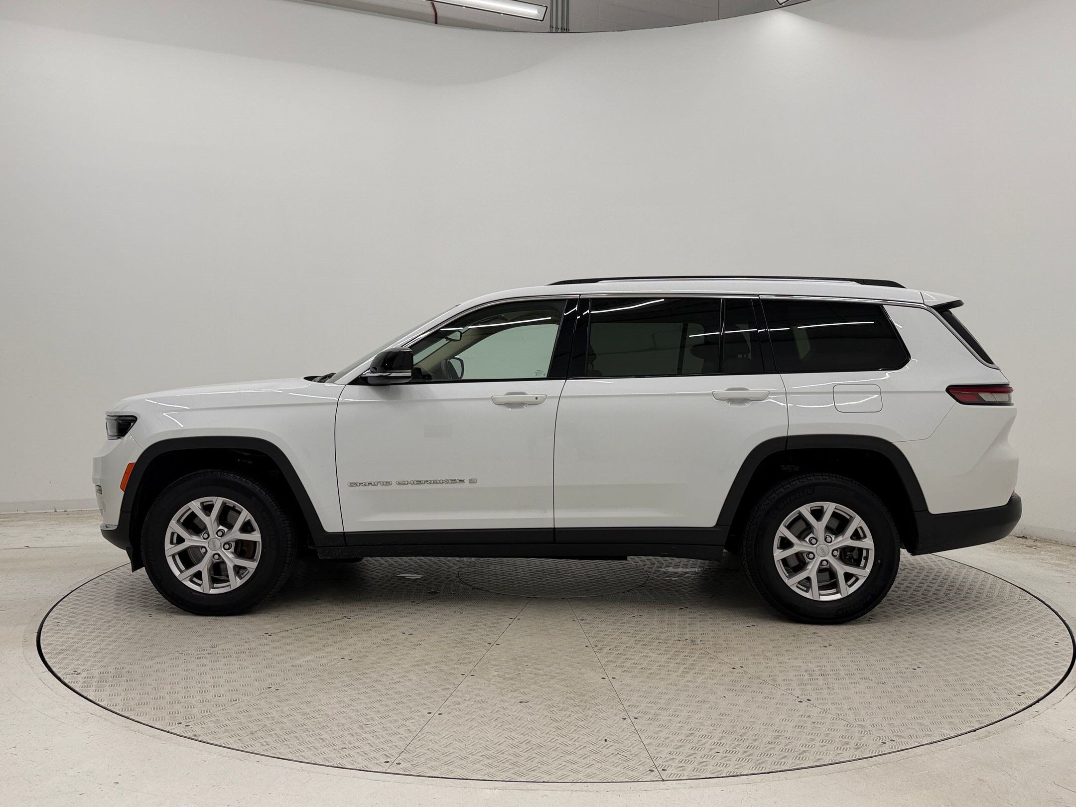 Used 2022 Jeep Grand Cherokee L Limited AWD/4WD image 2