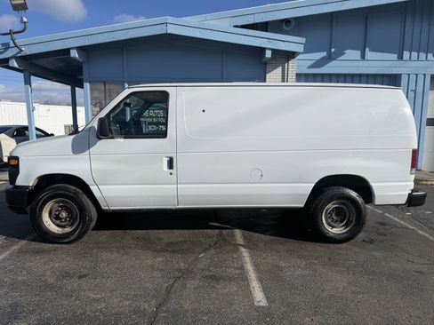 Used 2010 Ford E-250 and Econoline 250 image 2