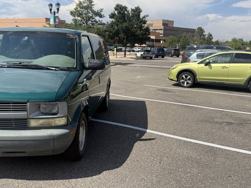 Used 2000 Chevrolet Astro AWD w/ Convenience Group image 2