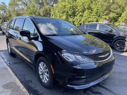 Used 2017 Chrysler Pacifica LX FWD image 2