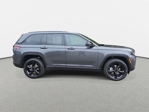 New 2025 Jeep Grand Cherokee Limited w/ Black Appearance Package image 4