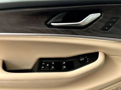 Used 2023 Jeep Grand Cherokee Limited w/ Luxury Tech Group II image 18