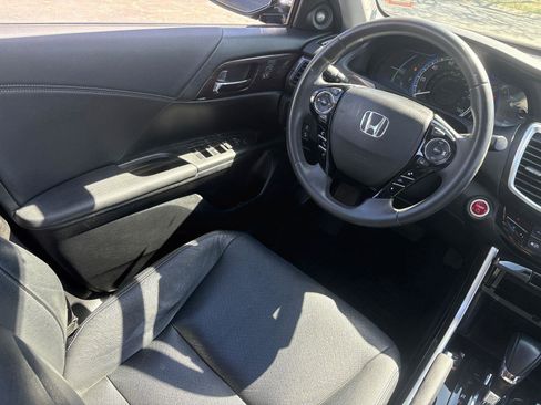 Used 2017 Honda Accord Touring image 14