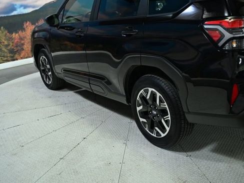 Used 2025 Subaru Forester Premium AWD/4WD image 8
