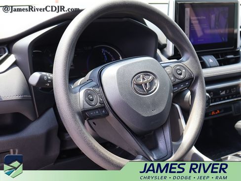 Used 2025 Toyota RAV4 XLE AWD/4WD image 23