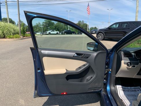 Used 2017 Volkswagen Jetta SE FWD image 9