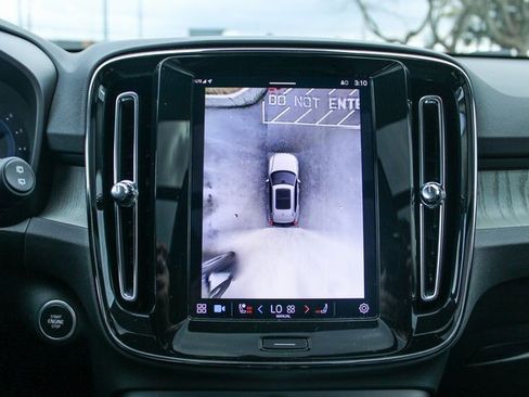 Used 2025 Volvo XC40 B5 Plus image 24