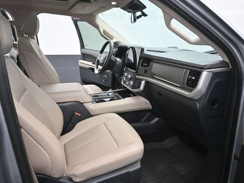 Used 2022 Ford Expedition XLT RWD image 16