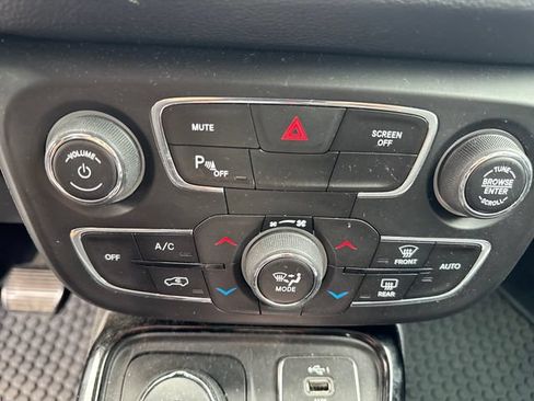 Used 2019 Jeep Compass Latitude AWD/4WD image 30