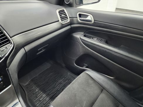 Used 2020 Jeep Grand Cherokee Altitude image 12