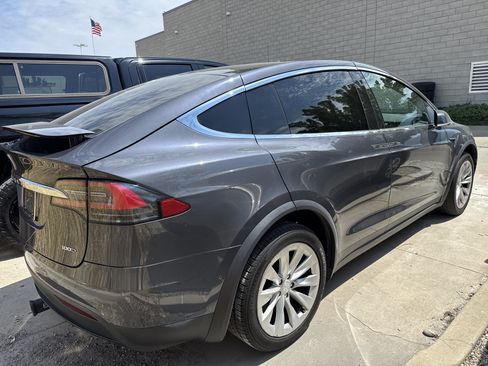 Used 2018 Tesla Model X 75D AWD/4WD image 3
