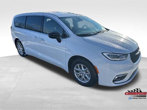 Used 2025 Chrysler Pacifica Select image 8