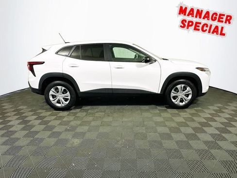Used 2025 Chevrolet Trax LS FWD image 9