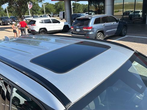 Used 2022 Toyota Highlander XSE FWD image 10