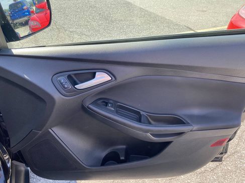 Used 2018 Ford Focus SE w/ Cold Weather Package FWD image 16