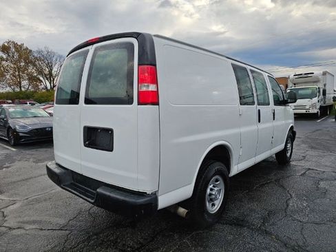 Used 2017 Chevrolet Express 2500 image 4