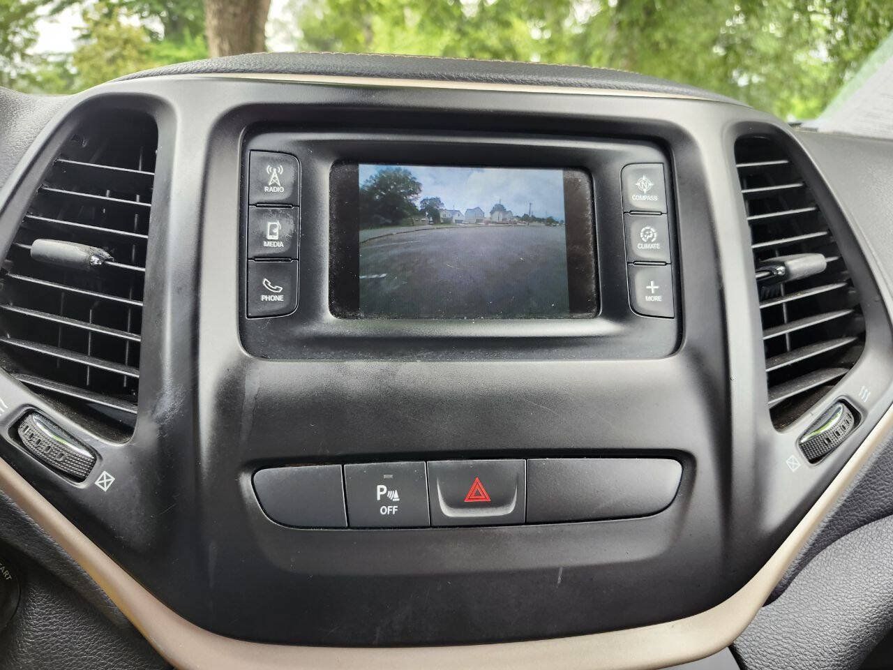 Used 2018 Jeep Cherokee Latitude w/ Mobile Office Group FWD image 10